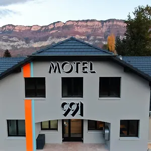 991 Hotel